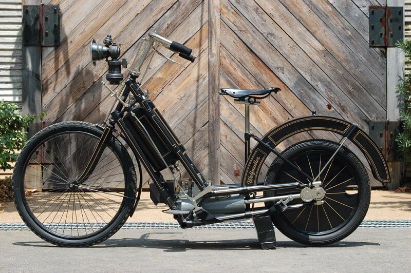 أول دراجة نارية في العالم