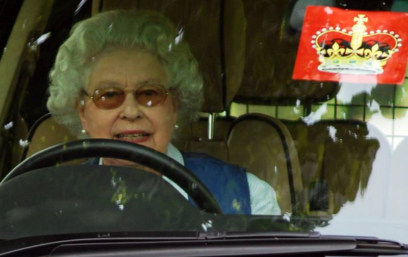ملكة بريطانيا تقود السيارة
