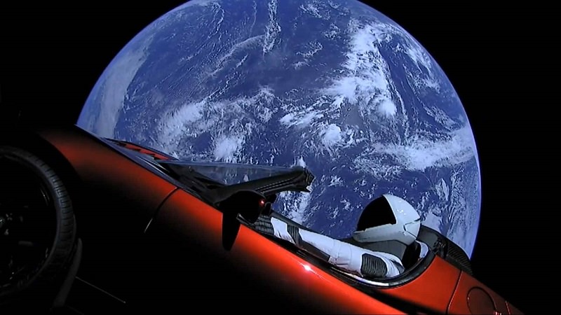 سيارة في الفضاء
