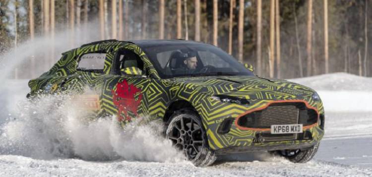 سيارة جيب أستون مارتن تنجرف في الثلج في السويد قبل إطلاقها