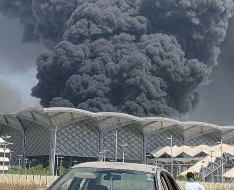 اندلاع حريق ضخم في محطة قطار الحرمين بجدة