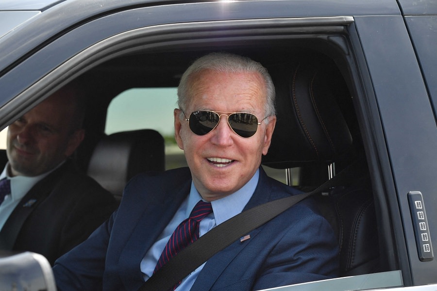 الرئيس الأمريكي جو بايدن سيكون أول من يقود سيارة كورفيت كهربائية (2)