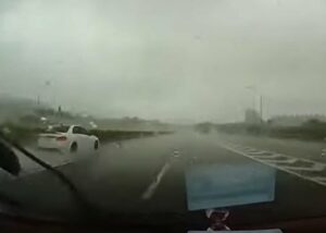 سائق مرسيدس يفقد السيطرة بسبب الأمطار