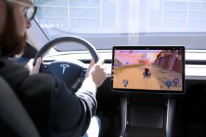 سائقو سيارات تسلا يمكنهم تشغيل ألعاب الفيديو على شاشة السيارة أثناء القيادة – السلطات الفدرالية تحقق