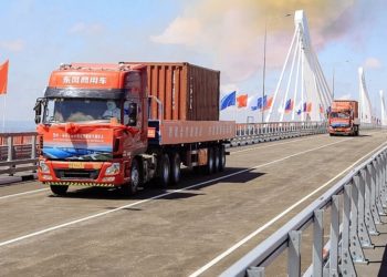 افتتاج جسر بري عابر للحدود بين روسيا والصين (1)