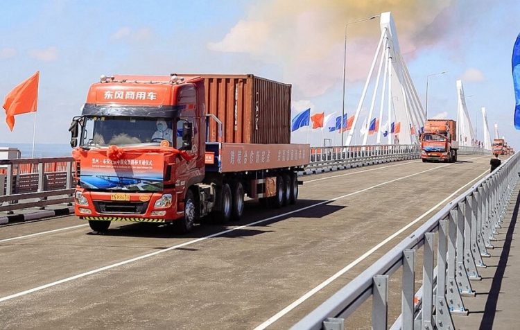 افتتاج جسر بري عابر للحدود بين روسيا والصين (1)