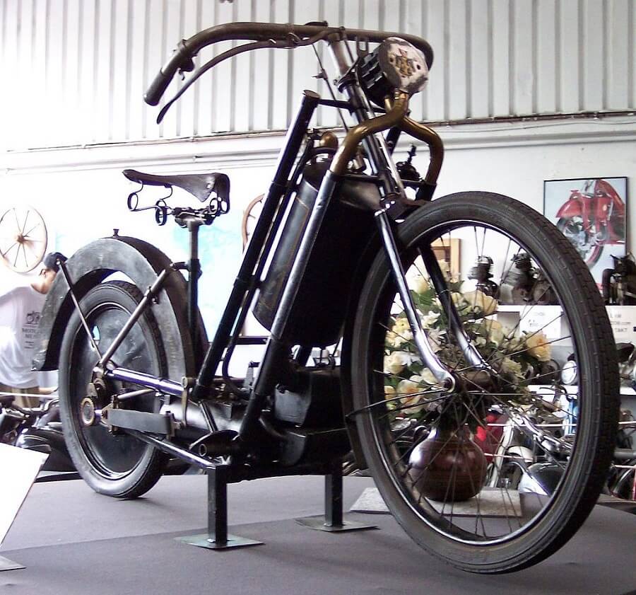 أول دراجة نارية في العالم انتاج تجاري