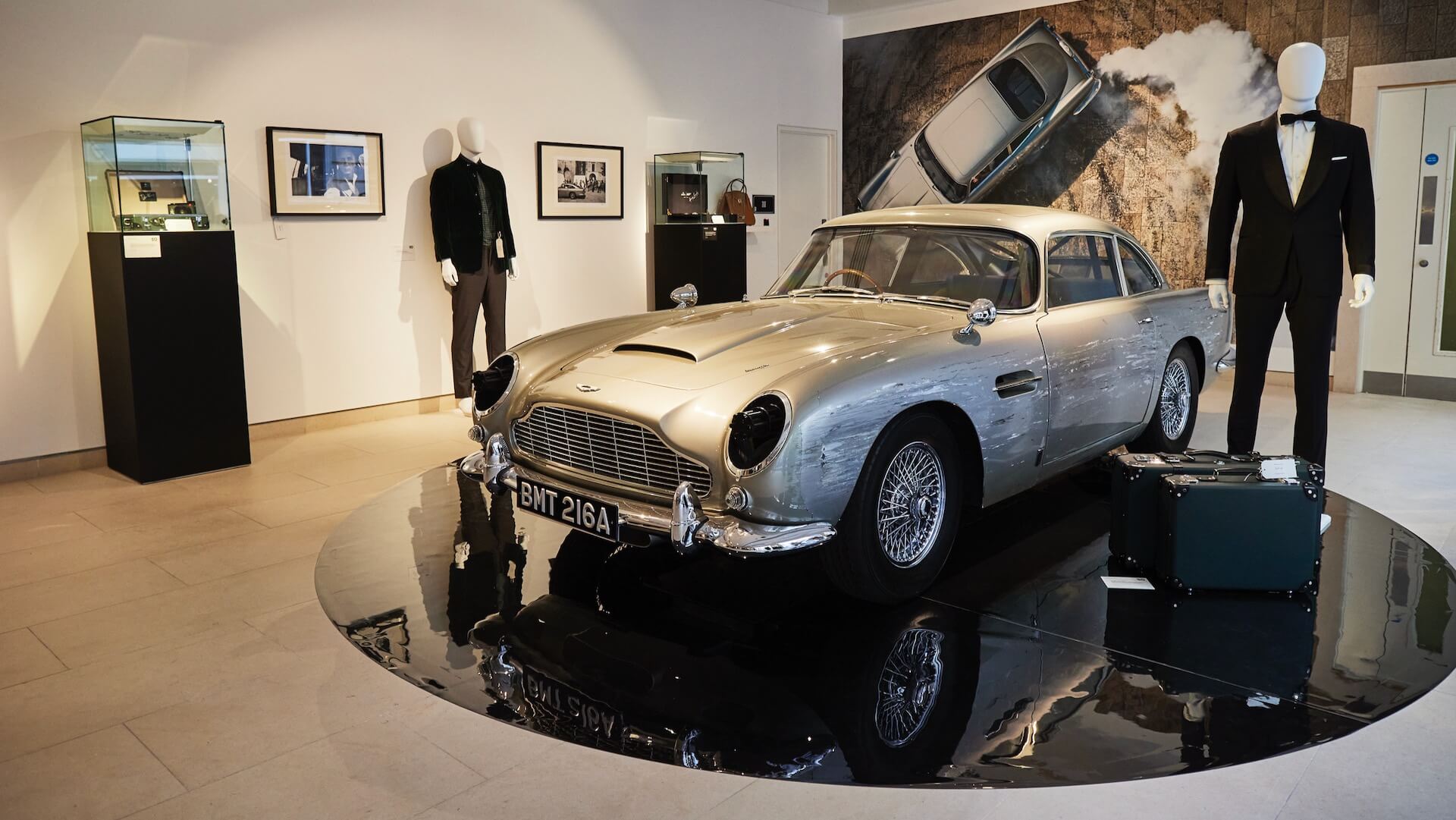 سيارة فيلم جيمس بوند استون مارتن DB5 تباع بأكثر من 3 ملايين دولار في المزاد (3)