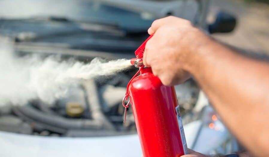 وجود طفاية حريق في سيارتك قد ينقذ حياتك