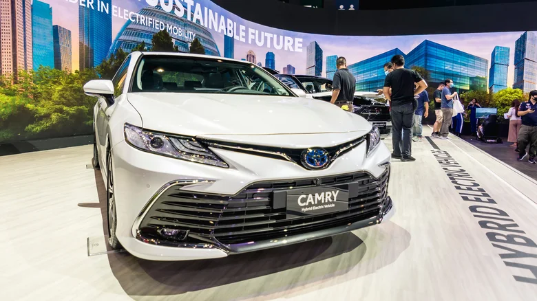 2023 تويوتا كامري هايبرد LE - أكثر السيارات كفاءة في استهلاك الوقود لعام 2023