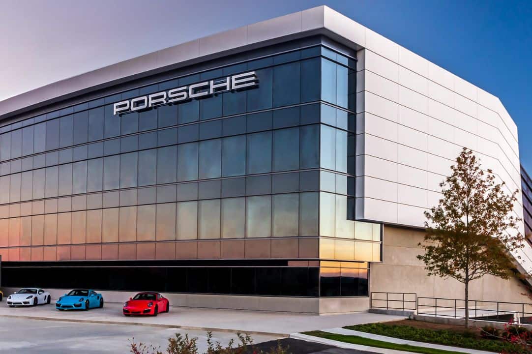 قد تحصل سيارات Porsche قريبًا على دعم Google Apps الكامل