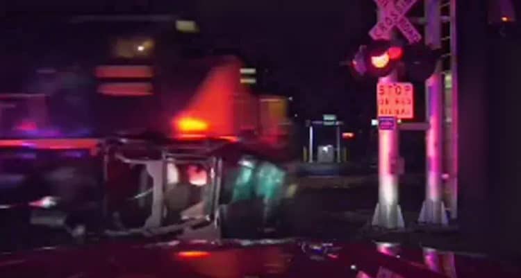 انقاذ سائق عالق بسيارة قبل أن يصدمها قطار بلحظات
