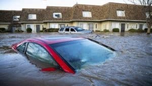سيارات غارقة بمياه الفيضانات بأمريكا