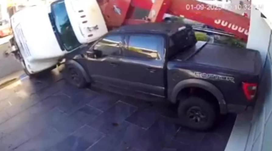شاحنة تنقلب على بيك اب فورد