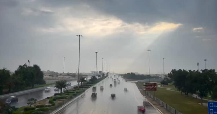 شرطة ابوظبي تطلق تحذيرا للسائقين بسبب الامطار