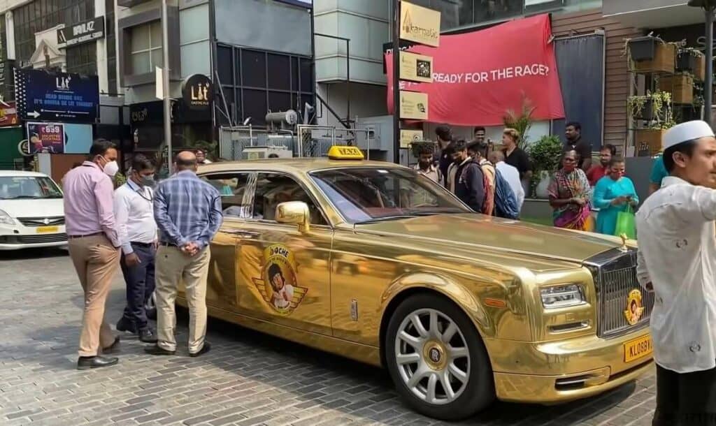 مليونير هندي يحول سيارة ذهبية من نوع رولز رويس فانتوم إلى ناكسي (2)