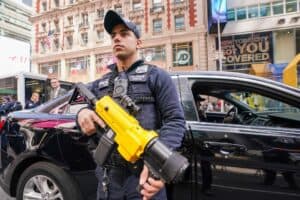شرطة نيويورك تستعرض جهاز مذهل لتعقّب السيارات