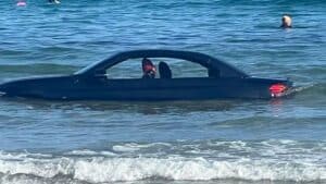 سيارة بي ام دبليو تغرق في البحر