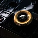 قطع ذهبية في سيارة