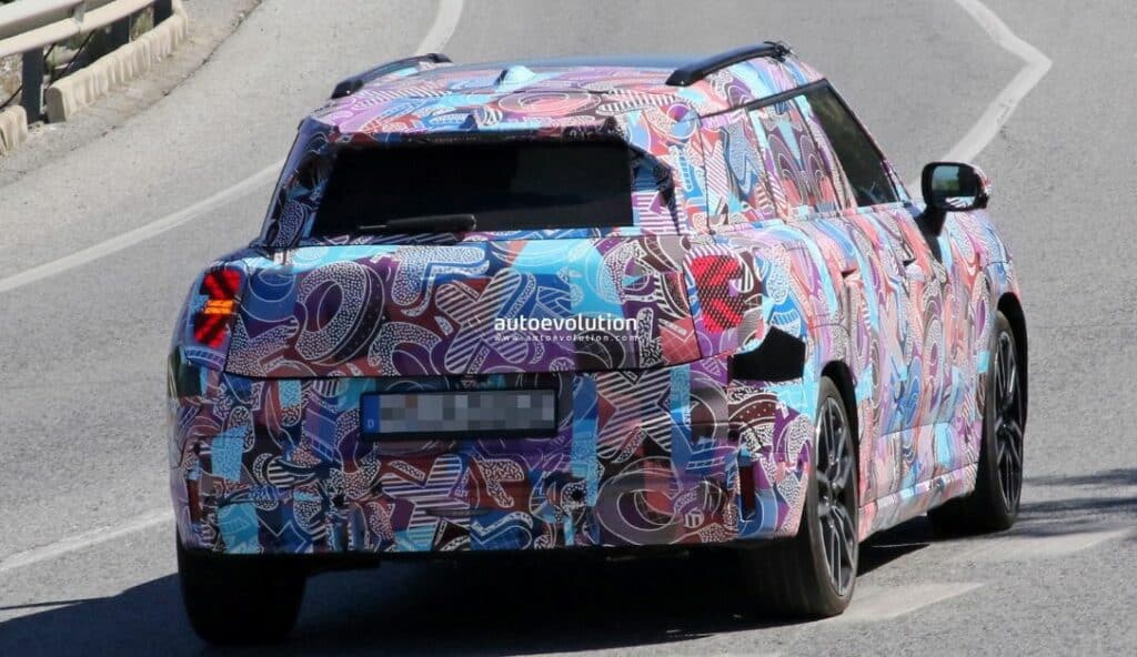 ظهور سيارة ميني آيس مان 2025 الكهربائية في صور تجسسية 4