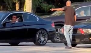 سائق BMW يهدد سائق موستنج بمسدس بعد خلاف على الطريق