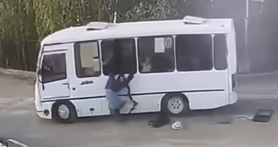 لحظة سقوط عجوز من نافذة باص على منعطف