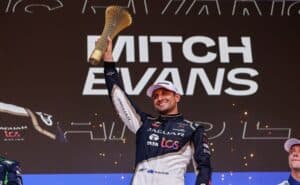 ميتش إيفانز سائق فريق جاكوار TCS يفوز في سباق روما للفورمولا إي