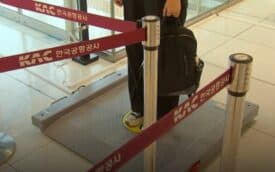كوريا الجنوبية تجبر المسافرين على الوقوف فوق الميزان قبل صعود الطائرة