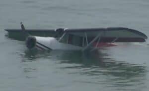 لحظة سقوط طائرة في مياه المحيط قرب شاطىء بأمريكا
