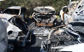 5 سيارات تتفحم بحريق بسبب بطارية سيارة كهربائية