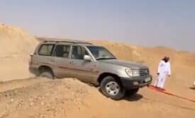 إنقاذ عجوز علقت سيارته في صحراء السعودية