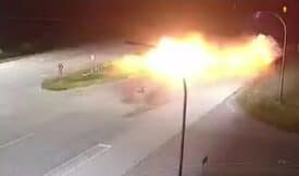 تصادم وانفجار.. كاميرا مراقبة توثق حادثة مرعبة بين سيارة وشاحنة