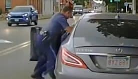 سائق مرسيدس CLS يجر شرطيا أثناء هروبه