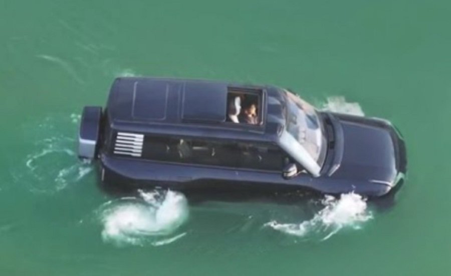 شاهد السيارة الصينية التي تطفو على سطح الماء