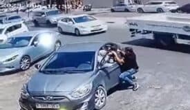 في فلسطين.. طفل يعلق رأسه في نافذة سيارة وشاب يحطم الزجاج لإنقاذه