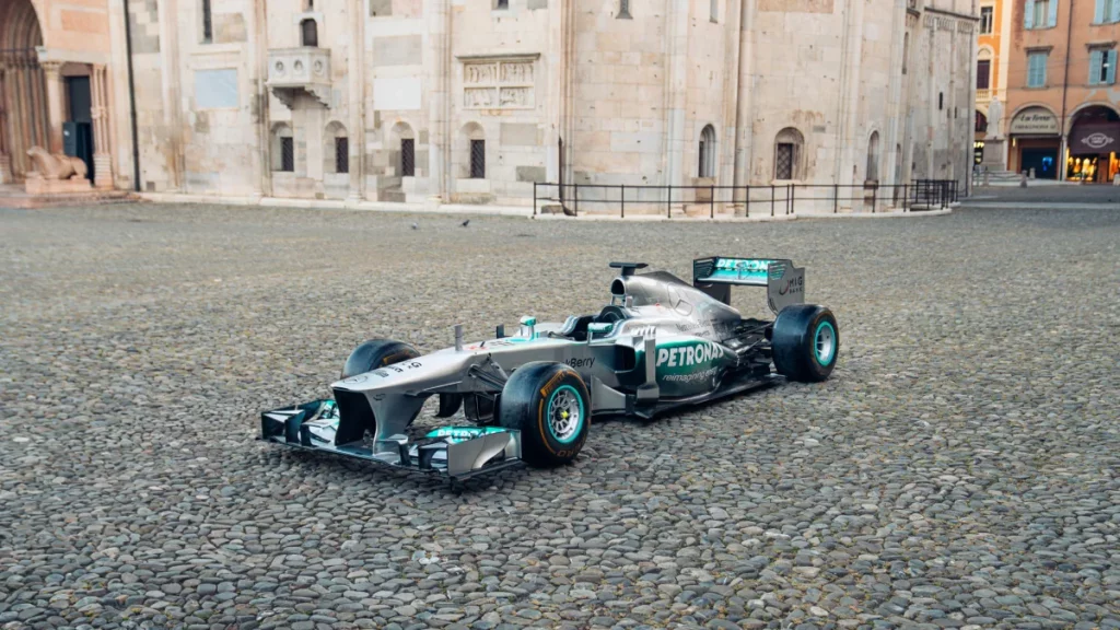 سيارة أول فوز لويس هاميلتون في الفورمولا 1 معروضة للبيع 7