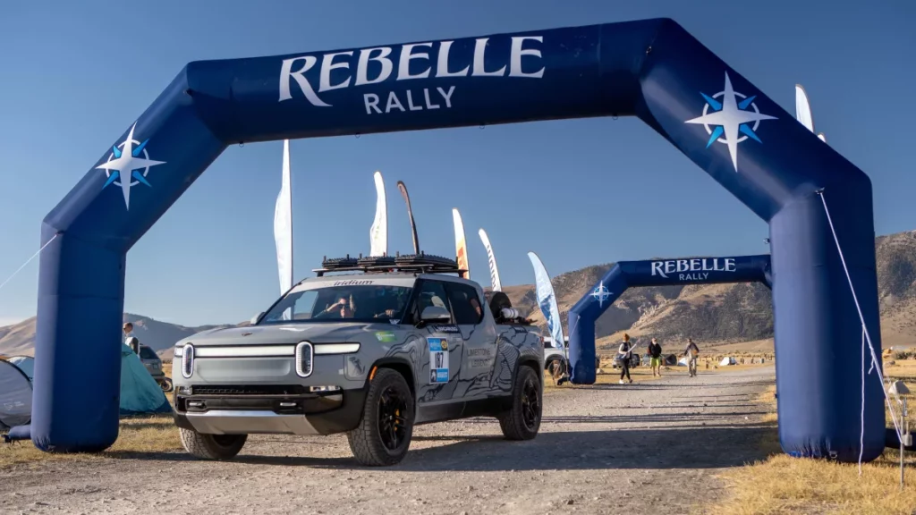 شاحنة ريفيان R1T الكهربائية تفوز بسباق رالي ريبيل 3