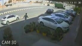 أمام صاحبها.. كاميرا مراقبة توثق سرقة سيارة بالسعودية