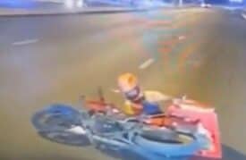 بالكويت.. سائق دراجة توصيل يتعرض لحادث بسبب الكلاب الضالة