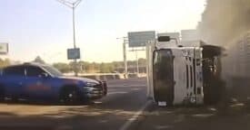 دودج تشارجر تابعة للشرطة تقلب شاحنة مسروقة أثناء مطاردة مثيرة