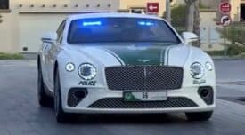 شرطة دبي تصطحب طفلا في رحلة بسياراتها الفارهة