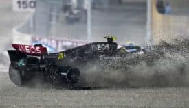 لحظة تعرض هاميلتون لحادث بسباق جائزة قطر للفورمولا 1