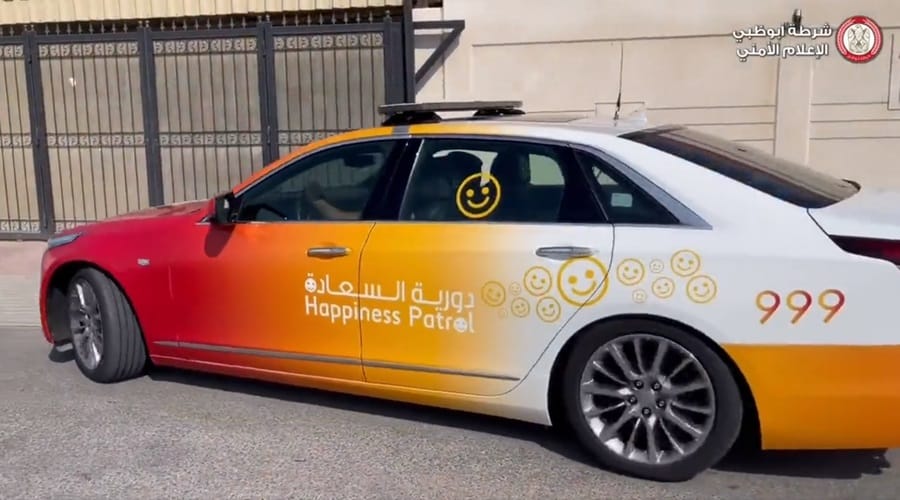 دورية السعادة.. تكريم السائقين المتقيدين بقانون السير في أبوظبي
