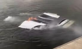 سيارة تسلا موديل اكس تحترق تحت الماء