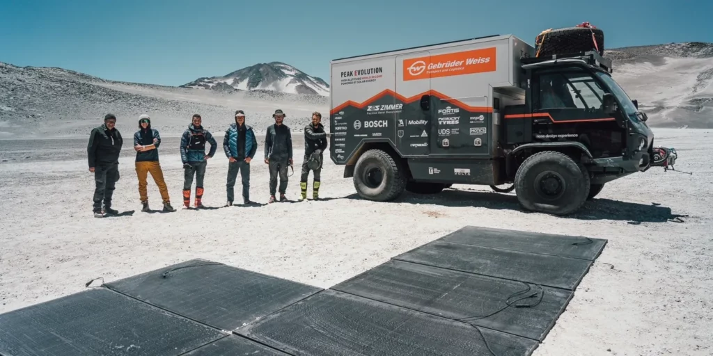 شاحنة تعمل بـ الطاقة الشمسية تحقق رقمًا قياسيًا جديدًا على قمة أعلى بركان في العالم 1