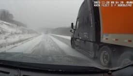 سيارات وشاحنات تنزلق على طريق تغطيه الثلوج