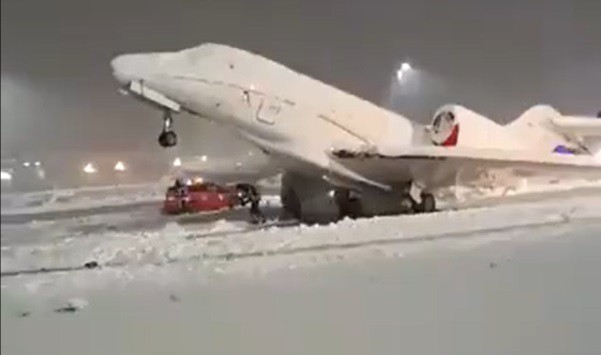 شاهد ما فعلته الثلوج بطائرة في مطار