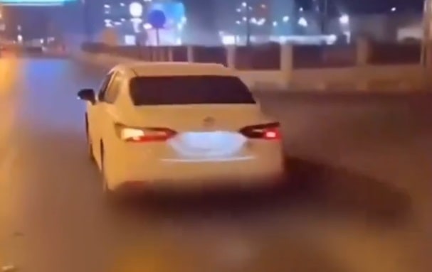 القبض على سعودي ترك سيارته تسير وحدها وتصطدم بعمود عمدا