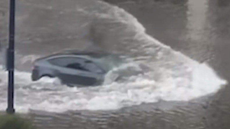سيارة تسلا الكهربائية تعبر طريقا غارقا بمياه الفيضانات