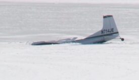 شاهد طائرة تتحطم في بحيرة جليدية